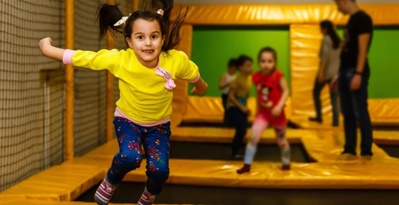 comment-les-trampoline-parks-adaptent-ils-leurs-offres-aux-periodes-scolaires-et-aux-vacances