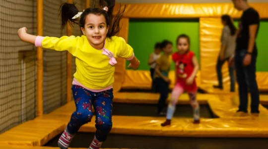 comment-les-trampoline-parks-adaptent-ils-leurs-offres-aux-periodes-scolaires-et-aux-vacances